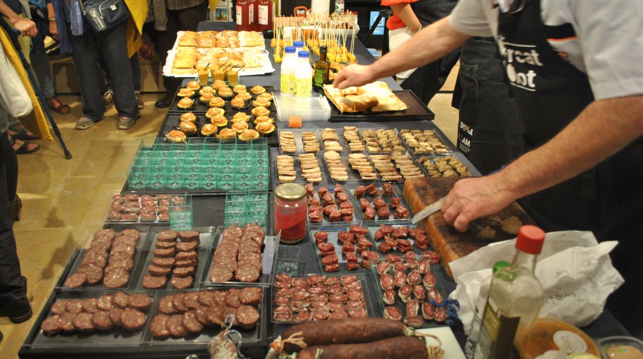 Degustació de productes de la Plaça mercat d'Olot.